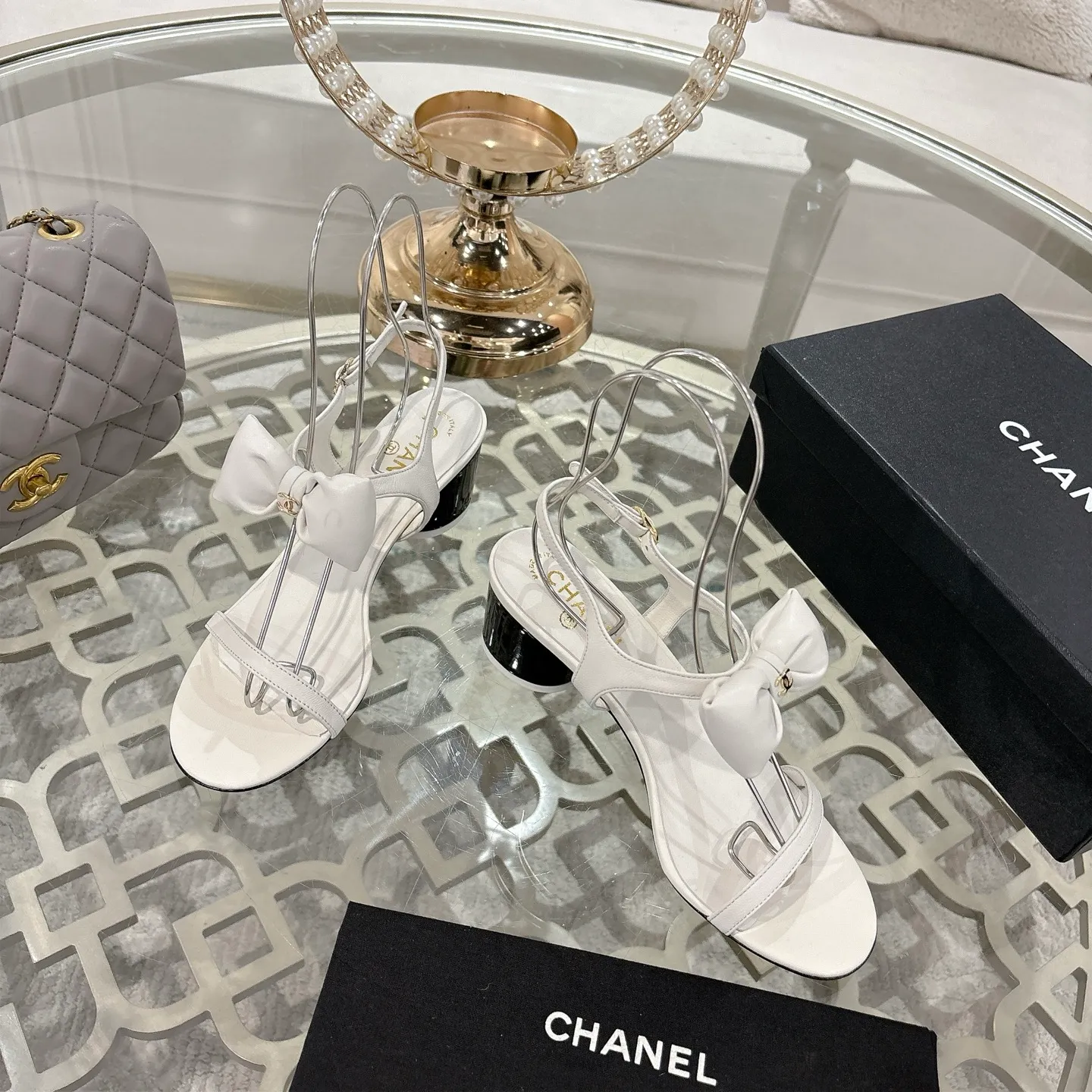 👟👟Ex-factory price 560👟👟 CHANEL 25ss spring and summer new counter top double C bow sandals. This classic design; bow with double C embellishment, playful and elegant, multiple color matching elements... Diversified mix and match is very beautiful and versatile, very light and comfortable on the feet, super delicate and elegant... ꫛꫀꪝ Go➫ Material: Upper: Original customized imported sheepskin Inner: Original custom-made sheepskin lining Outsole: Original custom-made Italian through-dyed genuine leather outsole Size: 35–40 (40 and 41 are custom-made and cannot be returned or exchanged)